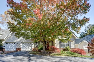 104 Nodding Ln in Asheville, NC - Foto de edificio - Building Photo