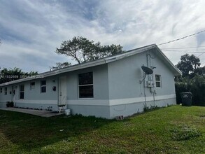 2746 Johnson St, Unit W in Hollywood, FL - Foto de edificio - Building Photo