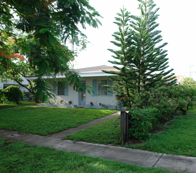 1958 NE 172nd St in Miami, FL - Foto de edificio - Building Photo