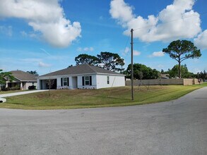 2102 SE Holland St in Port St. Lucie, FL - Building Photo - Building Photo