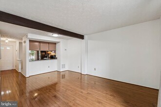 8277 Crestmont Cir in Springfield, VA - Building Photo - Building Photo