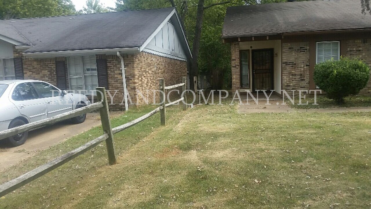 4026 Hitchcock Dr in Memphis, TN - Building Photo