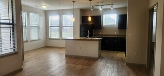 Queenston Manor in Houston, TX - Building Photo