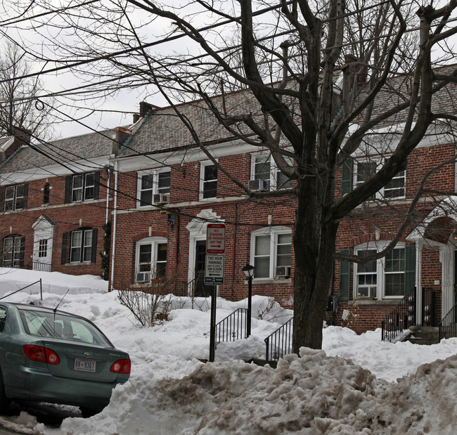 2622 41st St NW in Washington, DC - Foto de edificio - Building Photo