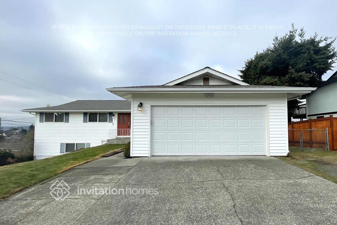 2401 N Narrows Dr in Tacoma, WA - Building Photo