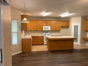 11411 Equinox Ave in Bakersfield, CA - Foto de edificio - Building Photo