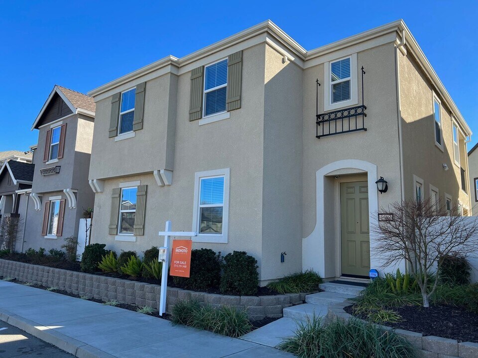 1593 Parkside Way in Roseville, CA - Building Photo