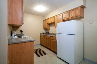 Glenwood Apartments in Millersburg, OH - Foto de edificio - Building Photo