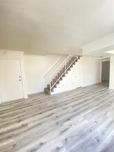 13012 Riverside Dr in Los Angeles, CA - Foto de edificio - Building Photo