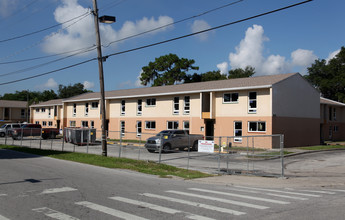 Oakview Apartments in Tampa, FL - Building Photo - Building Photo