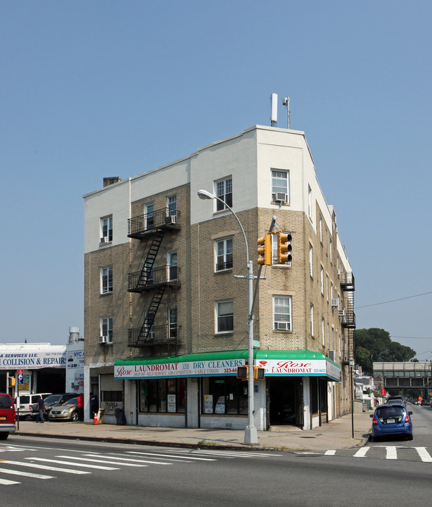 101-21 Rockaway Blvd in Ozone Park, NY - Foto de edificio