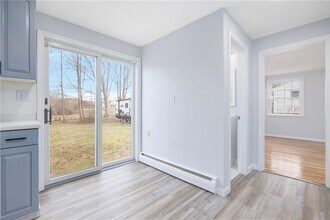 4 Longmeadow Ave in Middletown, RI - Building Photo - Building Photo