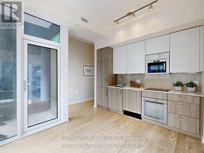 17-817 Dundonald St in Toronto, ON - Building Photo - Building Photo