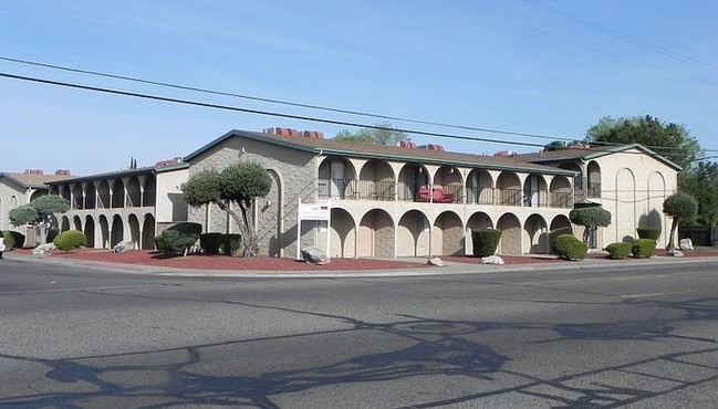 W Vassar Apartments in Visalia, CA - Foto de edificio - Building Photo