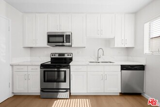 1206 S Holt Ave in Los Angeles, CA - Building Photo - Building Photo