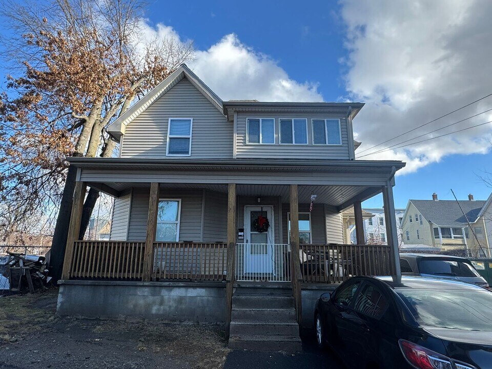 1009-1011 Main St in West Springfield, MA - Building Photo