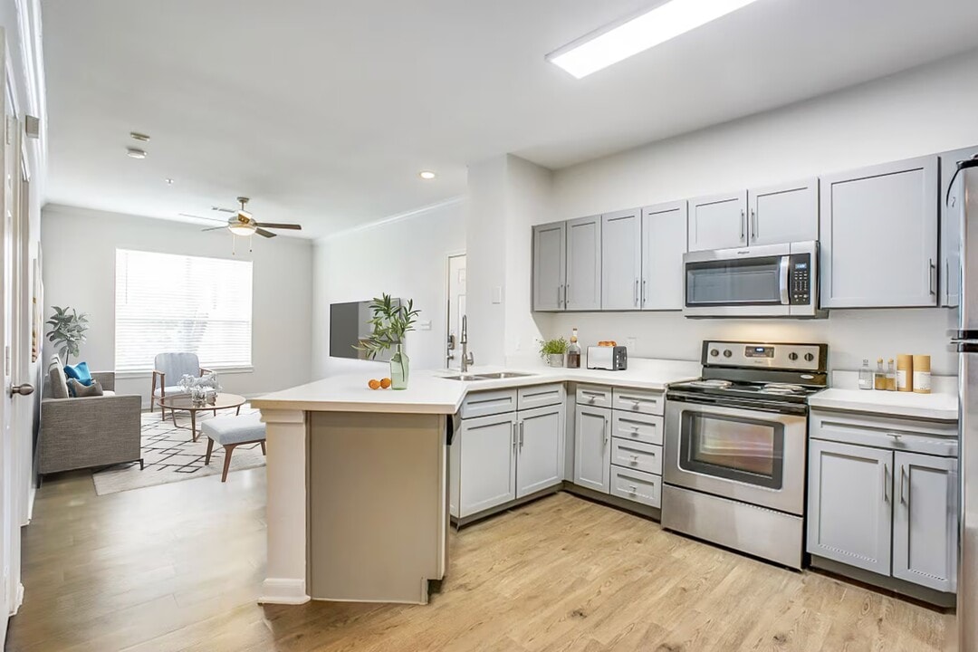 12840 W Houston Center Blvd in Houston, TX - Building Photo