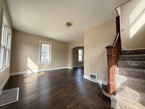 1330 W Hillsdale St in Lansing, MI - Building Photo - Building Photo