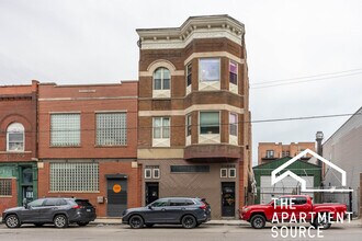1806 W Grand Ave, Unit 2 in Chicago, IL - Foto de edificio - Building Photo