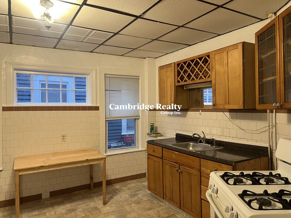 38 Hanson St, Unit 1R in Somerville, MA - Building Photo