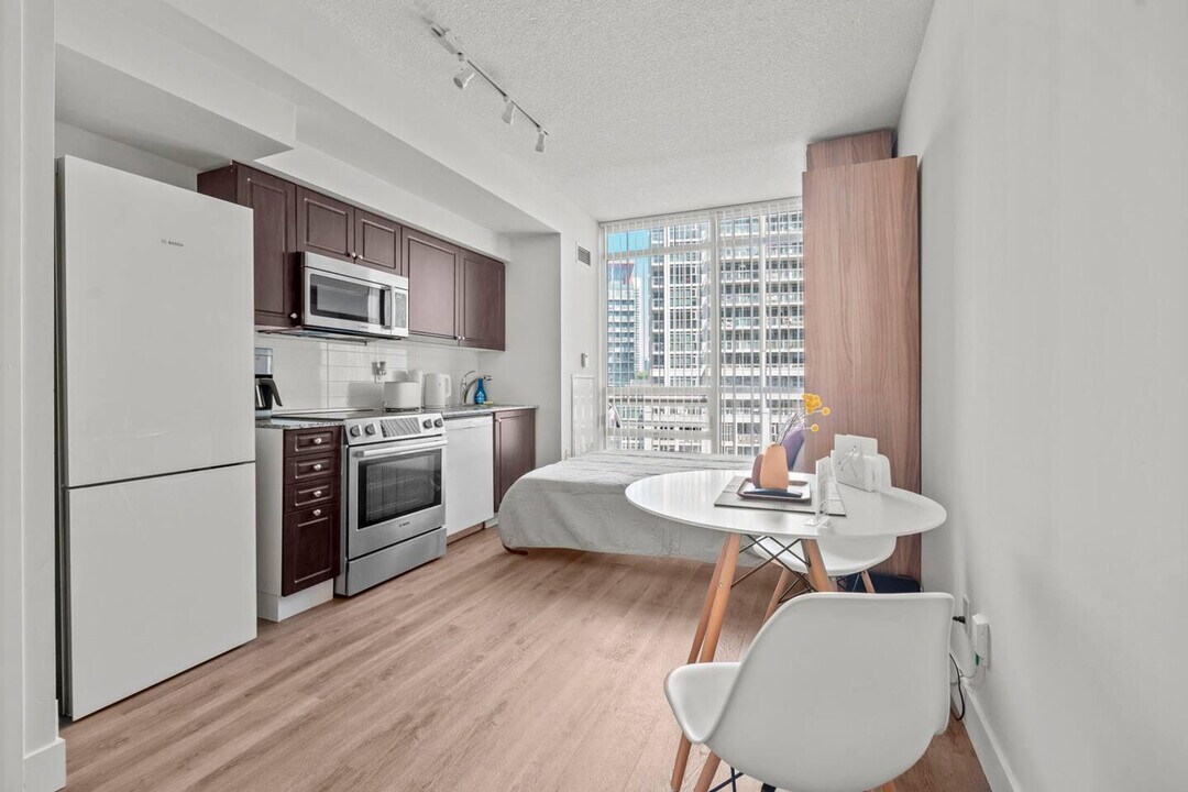 1057 Bastion St in Toronto, ON - Building Photo
