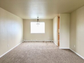 730 NE Negus Pl in Redmond, OR - Building Photo - Building Photo