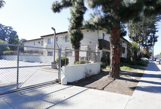 14742 Vanowen St in Van Nuys, CA - Building Photo - Building Photo