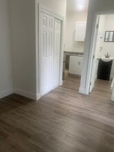 232 W 43rd St, Unit Studio in Hialeah, FL - Foto de edificio - Building Photo