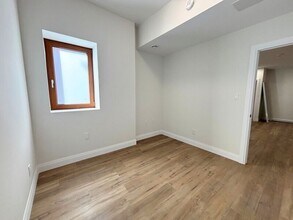 6 Caithness St E in Hamilton, ON - Building Photo - Building Photo