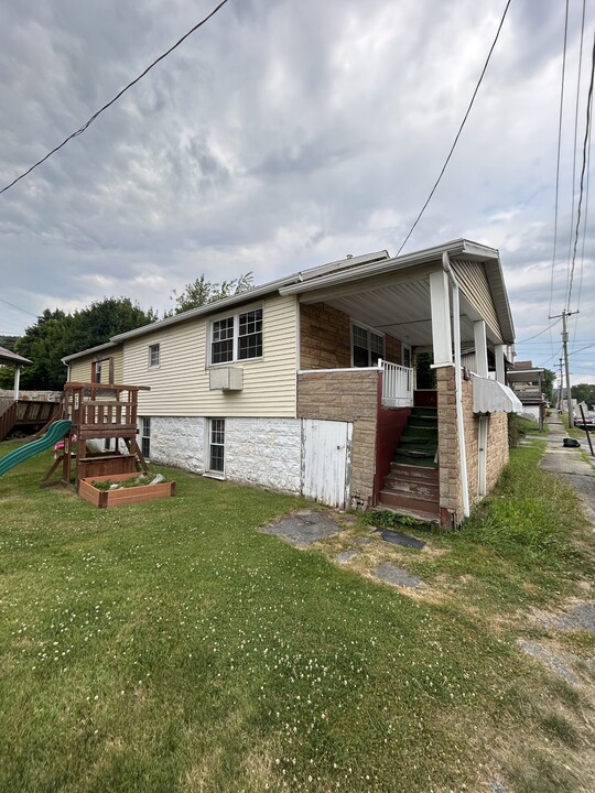 615 Philadelphia Ave in Northern Cambria, PA - Building Photo