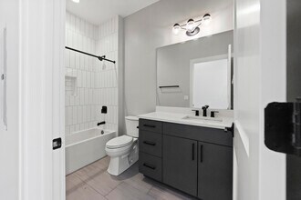 1050 W Cornelia Ave, Unit 202 in Chicago, IL - Building Photo - Building Photo