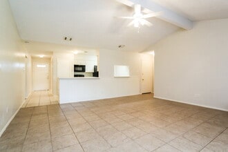 4511 Chestergate Dr in Spring, TX - Foto de edificio - Building Photo