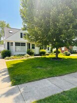 129 Charlotte Ave, Unit Front Unit A in Hamburg, NY - Building Photo