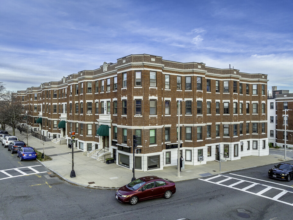 Washington Square in Brighton, MA - Foto de edificio