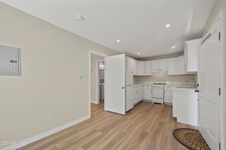 3092 Saddleback Ct in Thousand Oaks, CA - Foto de edificio - Building Photo