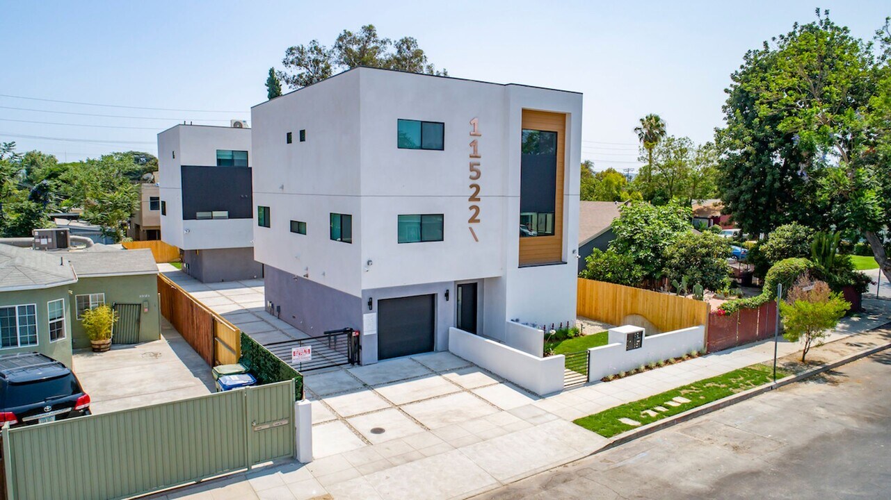 11516 Victory Blvd in North Hollywood, CA - Building Photo