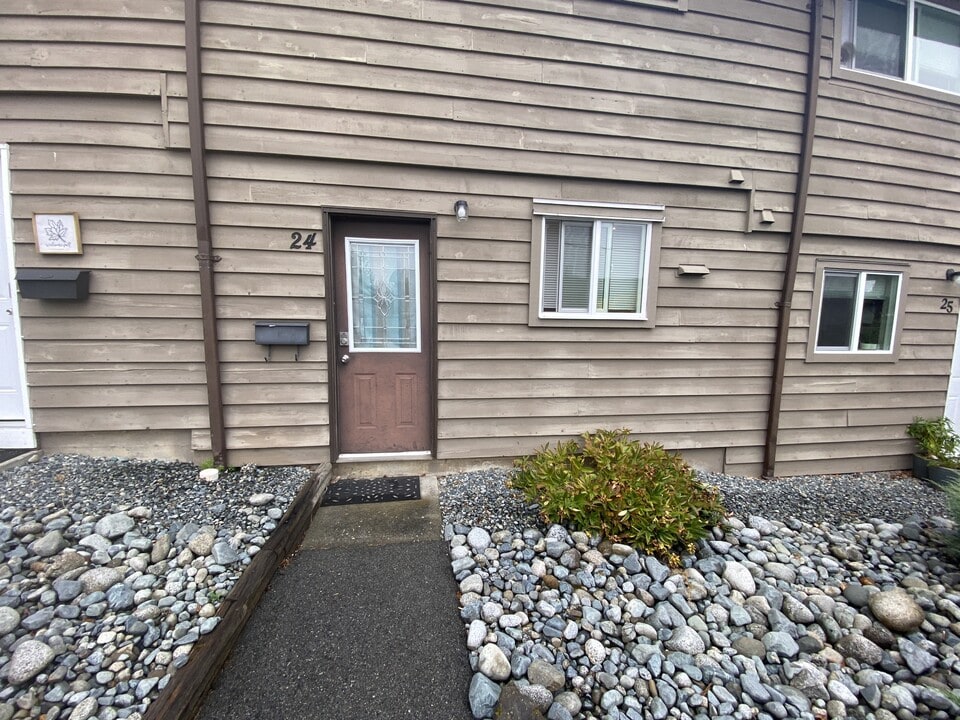 25 Pryde Ave in Nanaimo, BC - Building Photo