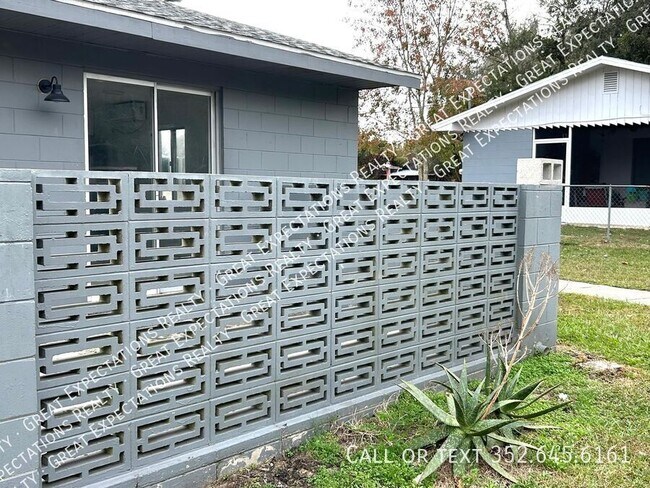 5844 SE Drew Rd in Belleview, FL - Building Photo - Building Photo