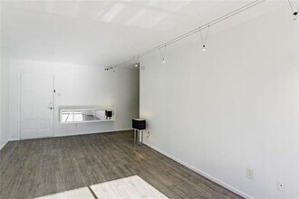 4211 Holland Ave in Dallas, TX - Building Photo - Building Photo