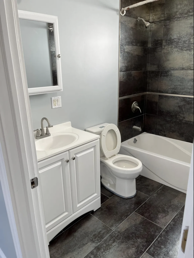 2206 N Menard Ave, Unit 2 in Chicago, IL - Building Photo - Building Photo