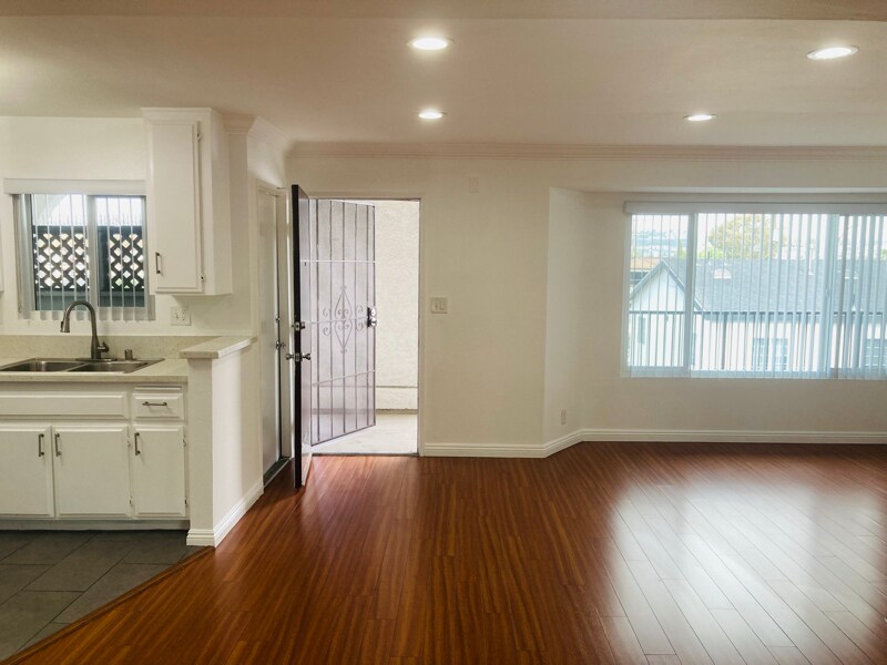 924 Gaviota Ave in Long Beach, CA - Foto de edificio
