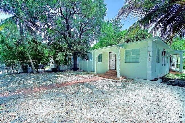 6701 NE Miami Pl in Miami, FL - Building Photo - Building Photo