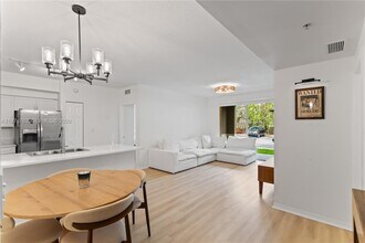 6851 SW 44th St in Miami, FL - Foto de edificio - Building Photo