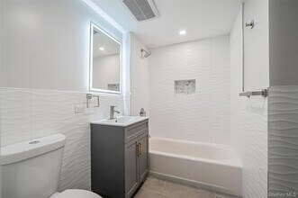 43-34 53rd St, Unit 7C in Queens, NY - Foto de edificio - Building Photo