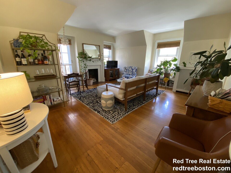 1740 Beacon St, Unit 3 in Brookline, MA - Building Photo