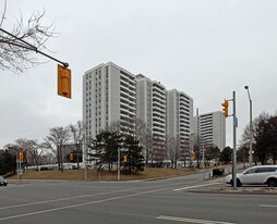 10 Parkway Forest Dr in Toronto, ON - Building Photo