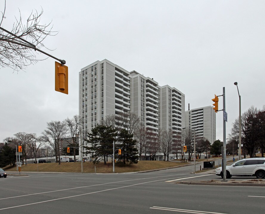 10 Parkway Forest Dr in Toronto, ON - Building Photo