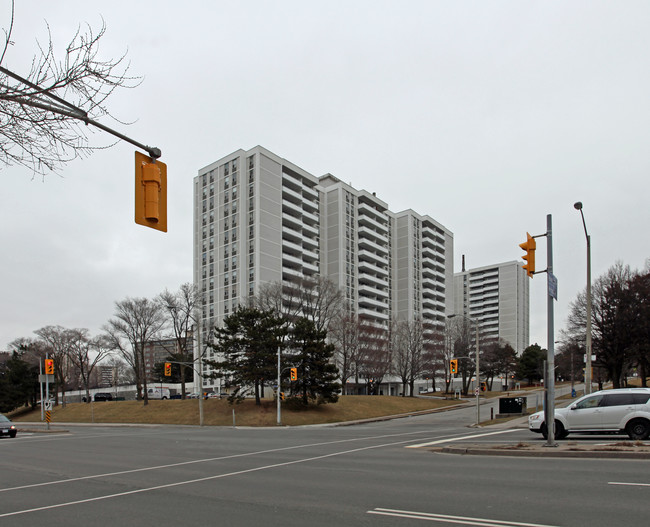 10 Parkway Forest Dr in Toronto, ON - Building Photo - Primary Photo