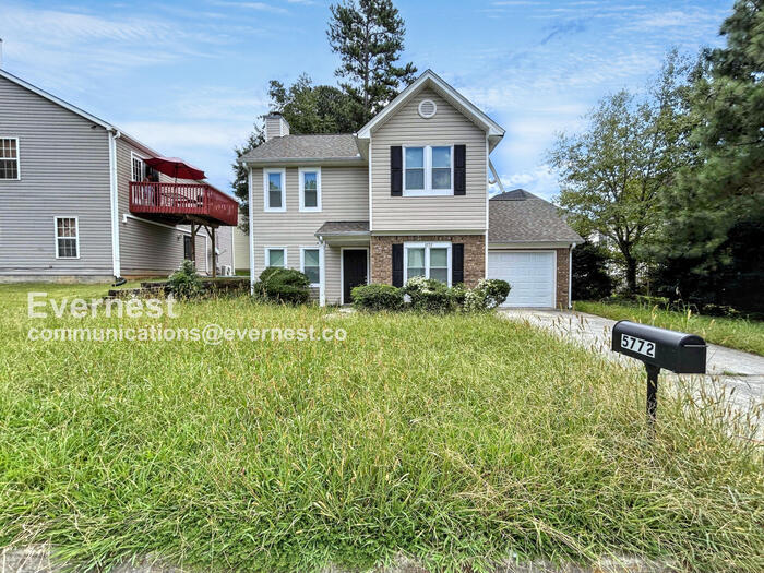 5772-5773 3 Lakes Dr in College Park, GA - Building Photo