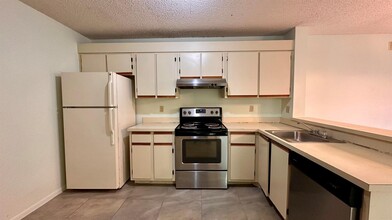 5641 Riverside Dr, Unit 204 in Coral Springs, FL - Building Photo - Building Photo